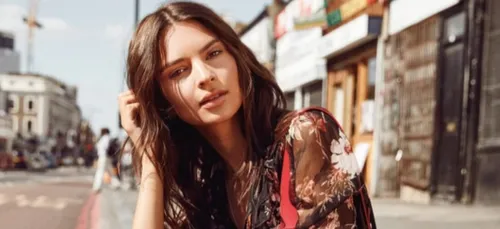 Emily Ratajkowski nue : un livre de photos inédites commercialisé
