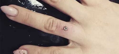 Les dangers du piercing à la place de la bague de fiançailles (Photo)