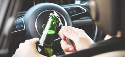 Pour une bière, il laisse ses deux enfants seuls dans la voiture