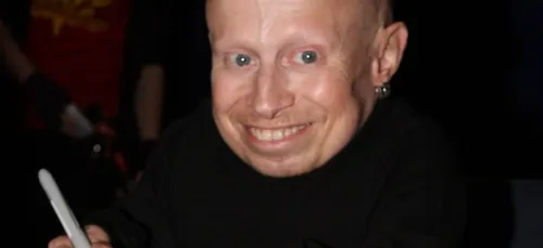 Verne Troyer, l'incroyable Mini-moi de la saga Austin Powers est...