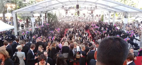 Cannes : 82 femmes montent les marches pour défendre l’égalité des...