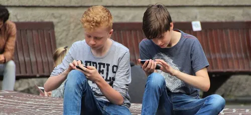 Portable à l’école : une loi pour l’interdire aux élèves et aux...