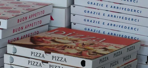 Un message caché dans sa boîte à pizza bouleverse sa vie (photo)