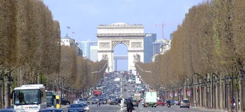 Une parade en vue sur les Champs-Elysées