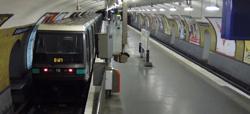 Métro ligne 1 : des voyageurs bloqués, obligés d’évacuer en pleine...