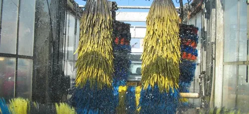 Il prend sa douche nu sous les rouleaux d’une station de lavage...