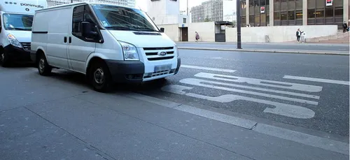 Clichy : un homme alcoolisé repeint les couloirs de « bous »