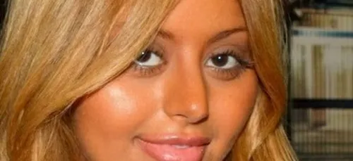 Quand Zahia se rend topless à une soirée (photo)