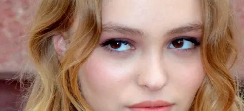 Lily-Rose Depp libère un téton au Festival de San Sebastian (photo)