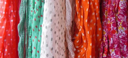 Ce foulard Fendi à 900 dollars ressemble à un vagin (Photos)