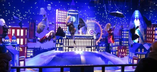 Paris : top départ des illuminations des magasins boulevard Haussmann