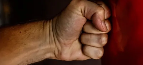 En pleine crise, il jette électroménager et meubles par la fenêtre