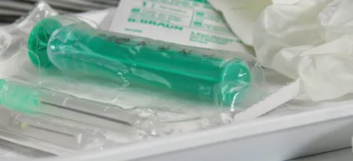 Un homme meurt après s’être injecté du silicone dans les testicules