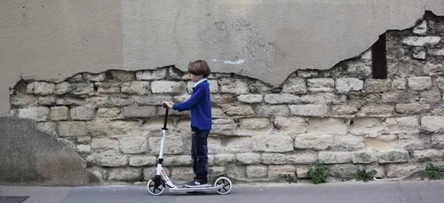 Distribution de casques gratuits pour les amateurs de trottinettes...