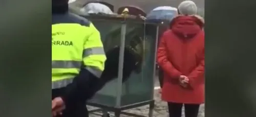 Ligoté à une camisole dans un aquarium, un magicien manque de se...