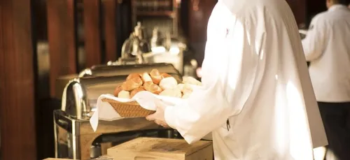 La réaction d'un serveur face à un sans-abri n'ayant que 50...