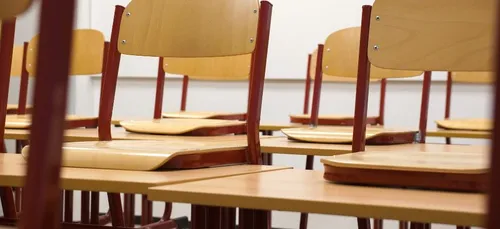 Mantes-la-Jolie : les images choquantes de lycéens interpellés par...