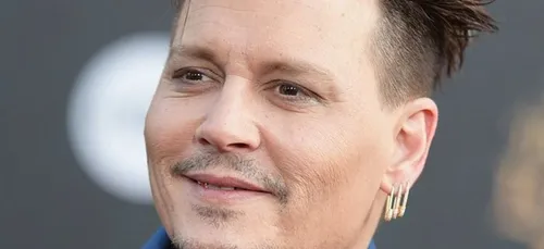 Johnny Depp : ce baiser avec une businesswoman qui rend fou les...