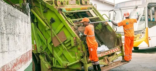 Trois éboueurs de la Ville de Paris rappent pour une ville propre...