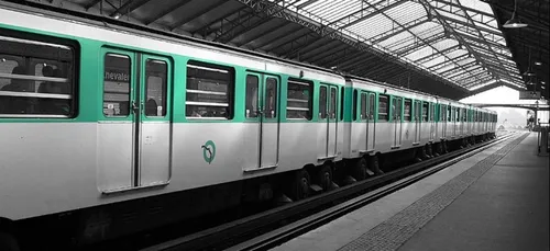 Un adolescent monte sur le toit d’un métro et se blesse gravement