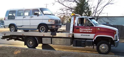 Un homme risque sa vie pour éviter la fourrière à sa voiture ! (Vidéo)