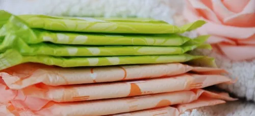 Elle marche dans les rues sans protection hygiénique pour dénoncer...