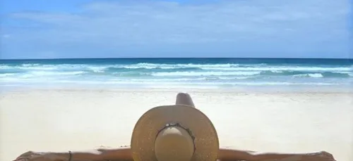 Une jeune femme accro au bronzage change sa couleur de peau (Photos)