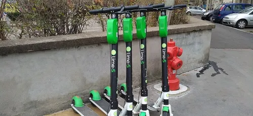 Paris : un usager roule en trottinette électrique sur le...