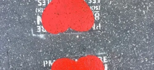 Paris : des cœurs pour cacher les messages haineux sur les trottoirs