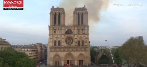 Incendie : Notre-Dame de Paris toujours debout