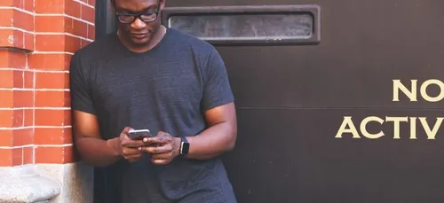 Tinder : il draguait grâce à son intérieur, alors qu'il était chez...