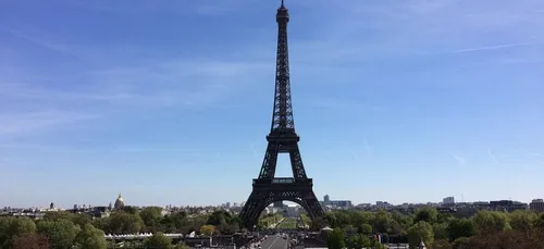 Une tyrolienne géante installée sur la Tour Eiffel (vidéo)