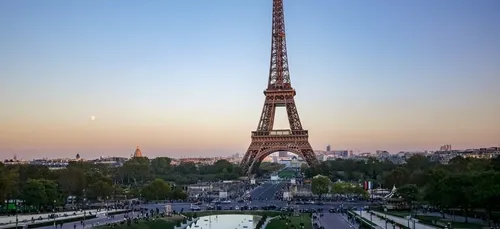 Un vaste jardin devant la Tour Eiffel avant les JO 2024