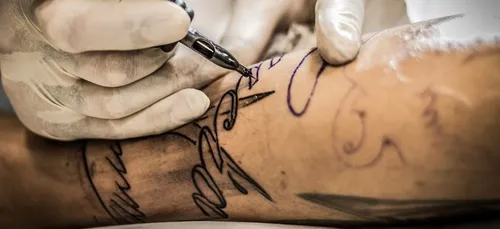 Dermal Abyss : le tatouage qui change de couleur quand vous êtes...