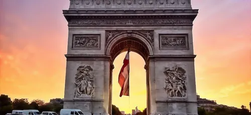 Une séance de cinéma en plein air sur les Champs-Élysées