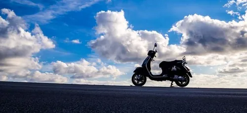 En pleine canicule, un homme fait du scooter complètement nu (Photos)