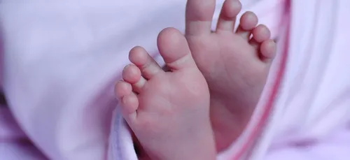 Une femme accouche seule à l'hôpital car les sage-femmes sont...