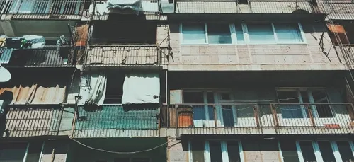 En plein acte sexuel sur un balcon, ils chutent du neuvième étage...
