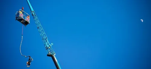 Le harnais se rompt pendant son saut à l'élastique (vidéo)