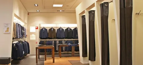 Le voyeur filmait les filles dans les cabines d’essayage avec une...