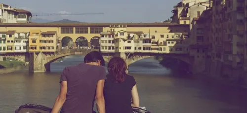 Un couple s’embrasse sur un pont et se tue en basculant (vidéo)