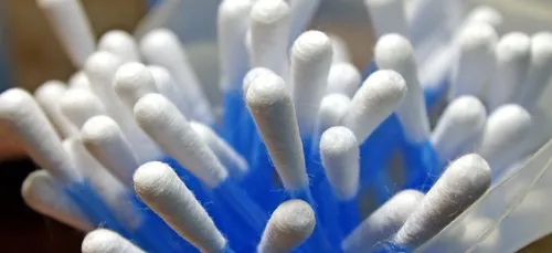 Elle utilise des cotons-tiges tous les soirs et développe une...