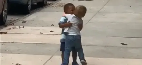 Les retrouvailles de deux petits garçons font fondre les...
