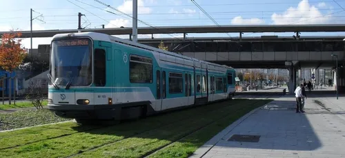 Scène surréaliste entre un cycliste et le Tram T1 à...