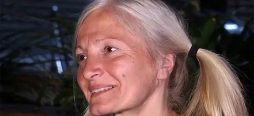 La voix extraordinaire de cette sans-abri dans le métro bluffe la...