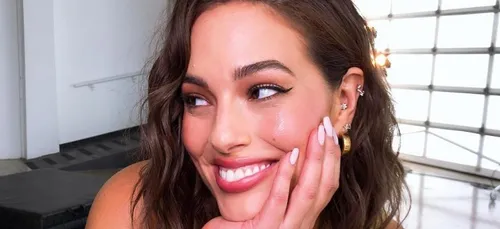 Le mannequin Ashley Graham s'affiche complètement nue et enceinte...