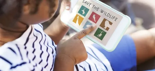 Elle laisse sa fille de deux ans jouer sur son téléphone, la...