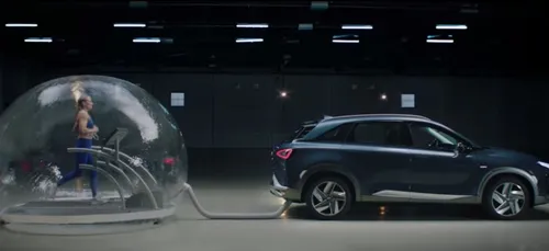 Une championne olympique court dans une bulle reliée à un pot...