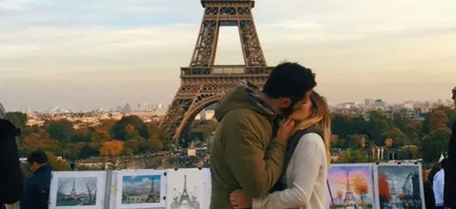 Elle embrasse des inconnus dans chaque pays pour des clichés...