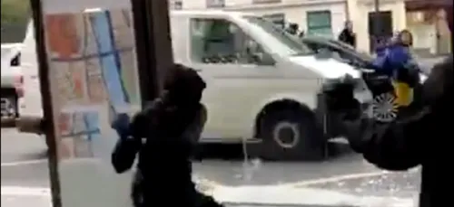 Gilets Jaunes : un abri bus invincible décourage les casseurs à...